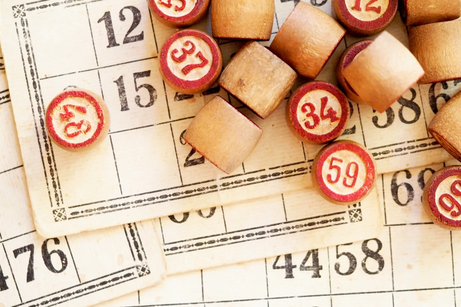 Cartelle della tombola e giochi da tavolo in palio