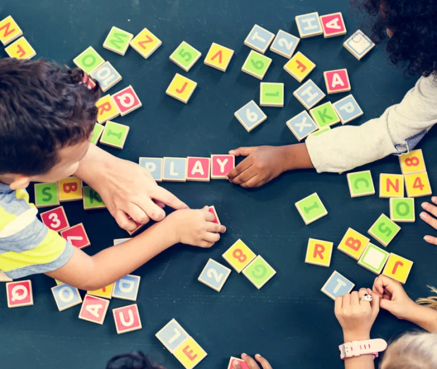 Tavolo di gioco con partecipanti impegnati nelle prove a squadre