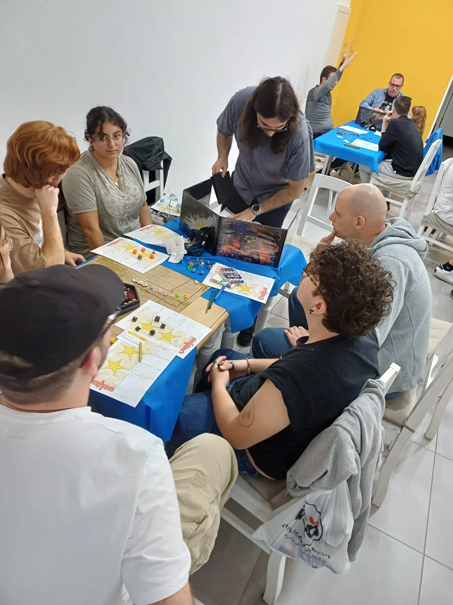 Master e giocatori durante una sessione di gioco di ruolo