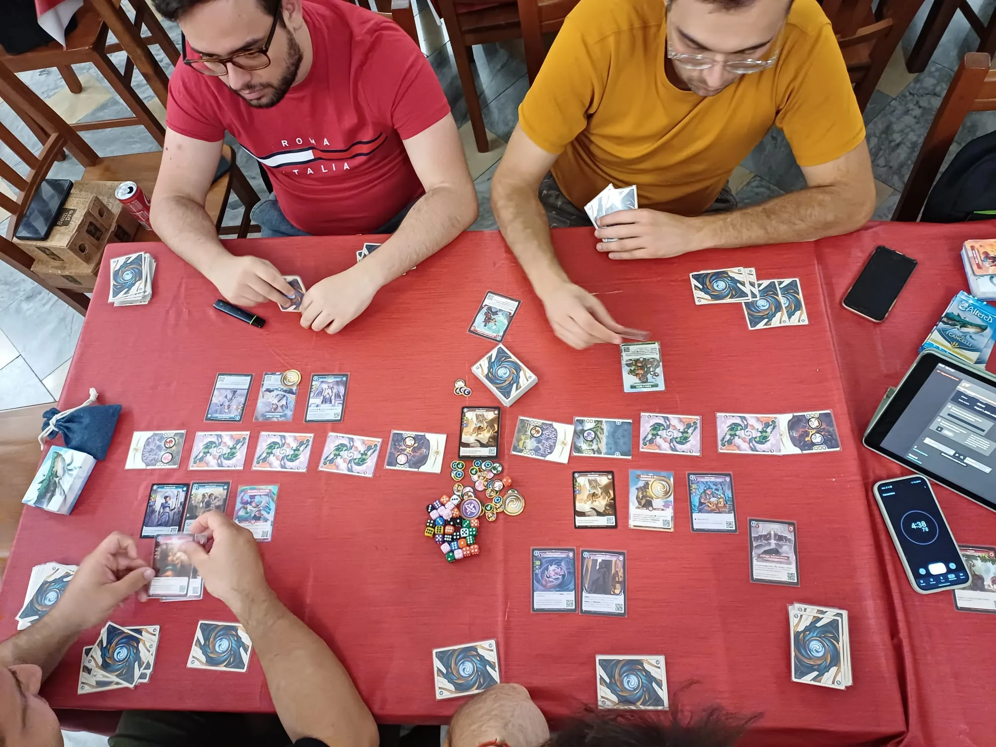 Tavolo di Altered durante una partita o un evento della community