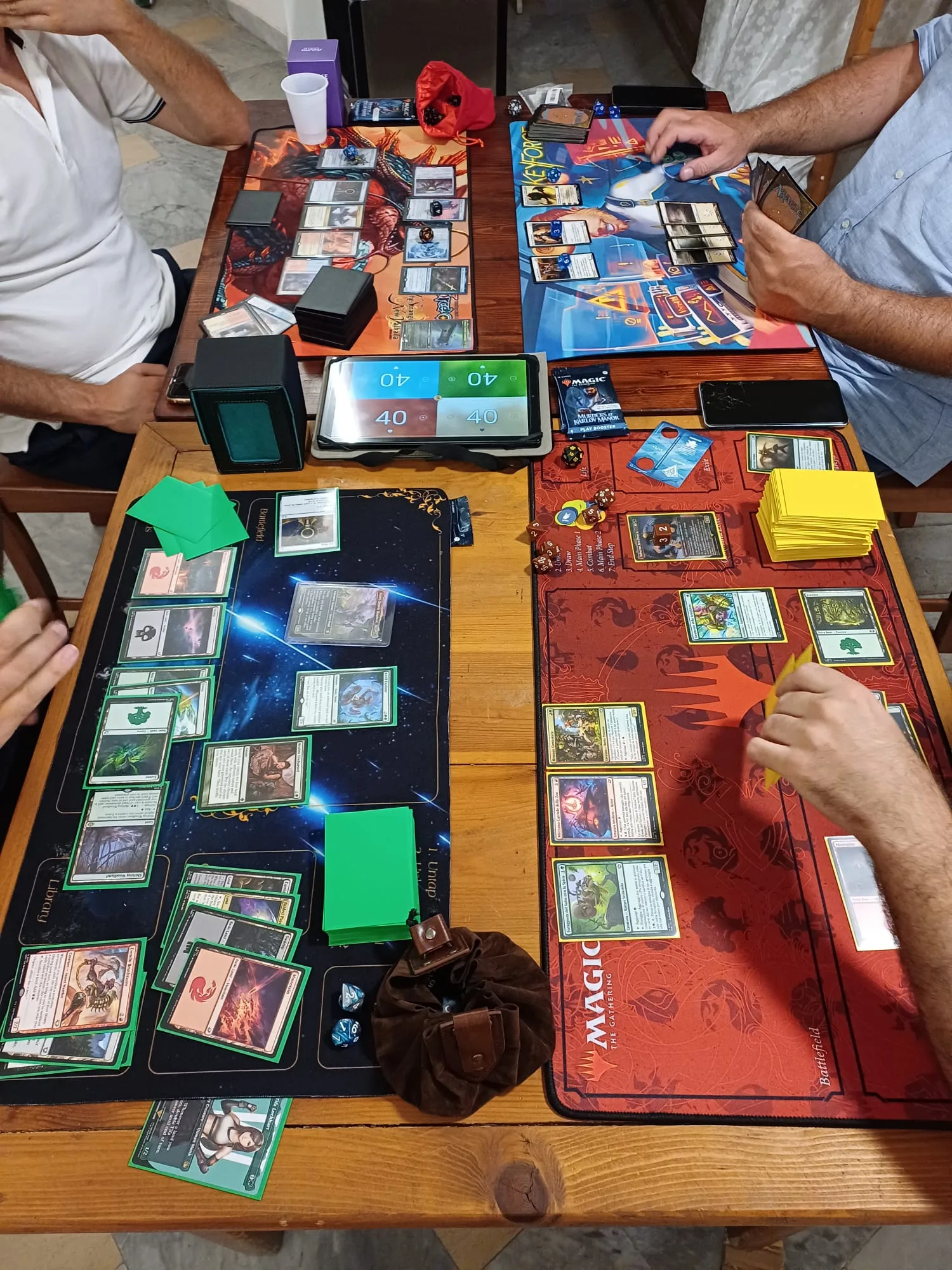 Tavolo di Magic The Gathering con partita multiplayer in corso